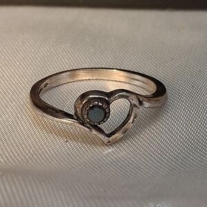P26. Sterling Silver 925 Black Spinel Etched Heart RING Signed Stamped Size7